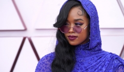 Điểm lại những phong cách trang điểm và làm tóc thời thượng của thảm đỏ Oscar 2021