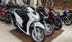 Loạt xe máy Honda thi nhau tăng giá, SH vọt lên cao nhất 