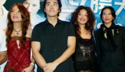 Khui lại khoảnh khắc Song Seung Hun chung khung hình với Triệu Vy và Thư Kỳ