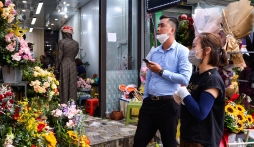 Hoa tươi khan hiếm dịp lễ 20/10, người dân đau đầu tìm phương án thay thế vì giá cả tăng vọt 