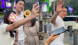 Seungri (BigBang) vui vẻ chụp ảnh cùng fan nữ sau khi ra tù