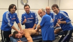 5 nhân viên xúm xít massage cho Ronaldo