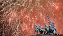 Cận cảnh màn pháo hoa chào mừng năm mới 2014