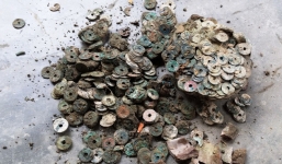 Nóng từ địa phương ngày 2/1: Nghệ An- Phát hiện kho tiền cổ nghìn năm trong vườn