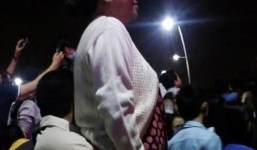 Bức ảnh con trai bế mẹ xem pháo hoa gây xúc động mạnh 