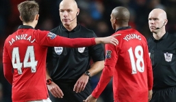 Đến Howard Webb cũng không cứu nổi Man United