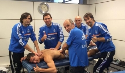 Ronaldo đón năm mới bằng 5 nhân viên massage và những danh hiệu