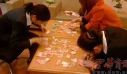 Bé trai 4 tuổi xé nát 12.5 triệu đồng của bố mẹ