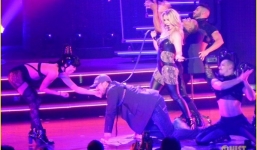 Britney xích cổ và dắt bạn trai... bò quanh sân khấu 