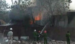 Clip: Cháy khu nhà tạm tại Hà Nội