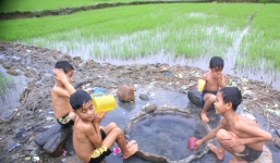 Giếng nước nóng kỳ lạ giữa đồng