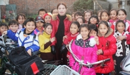 Nghệ An: “Hiệu trưởng dạy chào cờ” “chơi ác” đồng nghiệp?