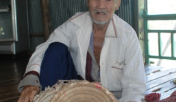 Khởi tố 5 đối tượng lột quần cụ già ăn xin cướp vàng