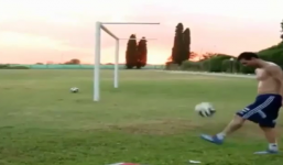 Messi biểu diễn tuyệt chiêu cứa lòng ghi bàn đẳng cấp từ sau lưới 