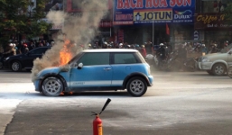 Mini Cooper bỗng dưng bốc cháy 