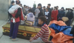 Mang quan tài diễu hành vây nhà máy xi măng