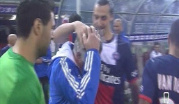 Cầu thủ bẩn tính và trẻ con, Ibrahimovic xoa đầu nghịch tóc ông thầy cũ