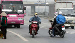 Clip: Người dân thách thức 'tử thần' trên đường một chiều