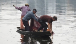 Vẫy tay chào vợ, rồi nhảy xuống hồ tự tử