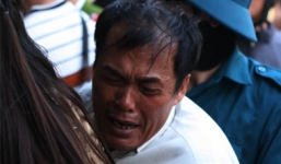 Người nhà nữ sinh chết cháy khóc ngất khi thấy thi thể con