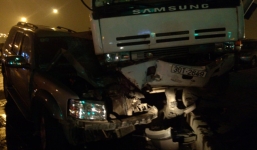 Đâm vào xe tải, xe ôtô con nát đầu, 2 người nguy kịch