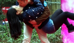 Video: Những tư thế hôn nhau 'quái đản' tại Trung Quốc