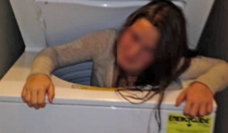 Clip: Chơi trốn tìm, bé gái 11 tuổi bị kẹt cứng trong máy giặt