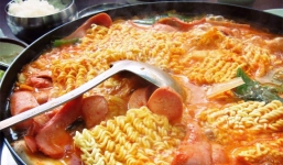 Vụ mỳ tôm nhiễm độc: Đại gia mỳ kín tiếng, dân bất an