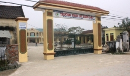 Nữ sinh lớp 9 dùng dao lam rạch mặt bạn trước cổng trường