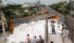 Lật xe chở bột mì, người dân Củ Chi giúp tài xế giữ tài sản 