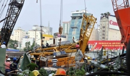 Sập cần cẩu nặng trăm tấn, người dân hỗn loạn