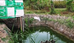 Xót xa phát hiện thai nhi nổi lềnh bềnh trong ao cá