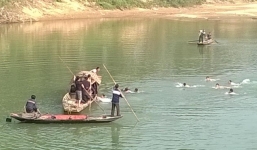 Tìm thi thể mẹ dưới lòng sông lạnh 11 độ C 