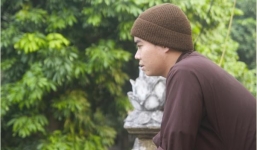 Một cử nhân đại học đột ngột xuất gia tu hành