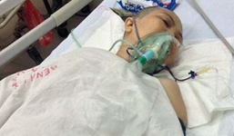 Hơn 10 người nhìn cảnh em cưa chân chị suốt 20 phút