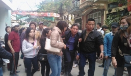 Clip: Con trai khóc ngất khi biết bố mẹ bị thảm sát