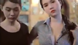 Clip Ngọc Trinh kéo khóa áo hở nội y, làm kiều nữ bi a
