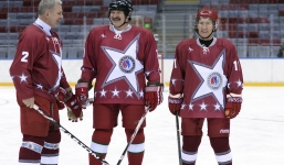 Tổng thống 60 tuổi Vladimir Putin hăng say chơi hockey