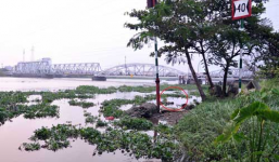 Xác cô gái trẻ bị cột tay, trương phình trôi trên sông