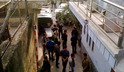 Clip: Cận cảnh xác tên cướp được đưa ra xe cứu thương