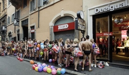 Hàng trăm nam thanh nữ tú mặc đồ lót xếp hàng mua đồ miễn phí