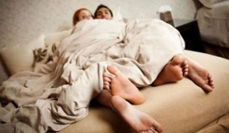 Bố chồng nghe lén mỗi lần chúng tôi làm 'chuyện ấy'