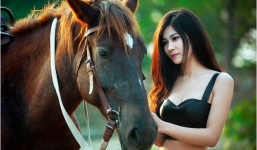 Cô gái 'bị đòi quà' tung bộ ảnh gợi cảm bên ngựa