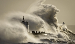 Sóng 'quái vật' tấn công nước Anh