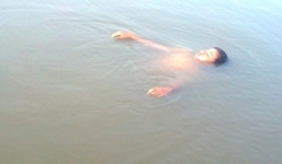 Khả năng ngủ trên mặt nước của cậu bé 15 tuổi ở Bến Tre