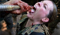 Rùng mình xem nữ binh sĩ Mỹ uống máu rắn hổ mang