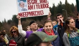 Giáo viên đồng tính bị đuổi việc sau lễ cưới