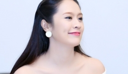 Thanh Thúy mặc váy khoét sâu gợi cảm