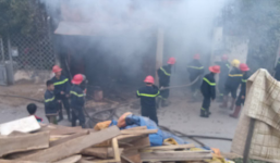 Hà Nội: Lửa cháy ngùn ngụt, thiêu rụi hoàn toàn xưởng gỗ