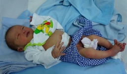 Bé sơ sinh 3 ngày tuổi bị bỏ rơi, kiến cắn toàn thân